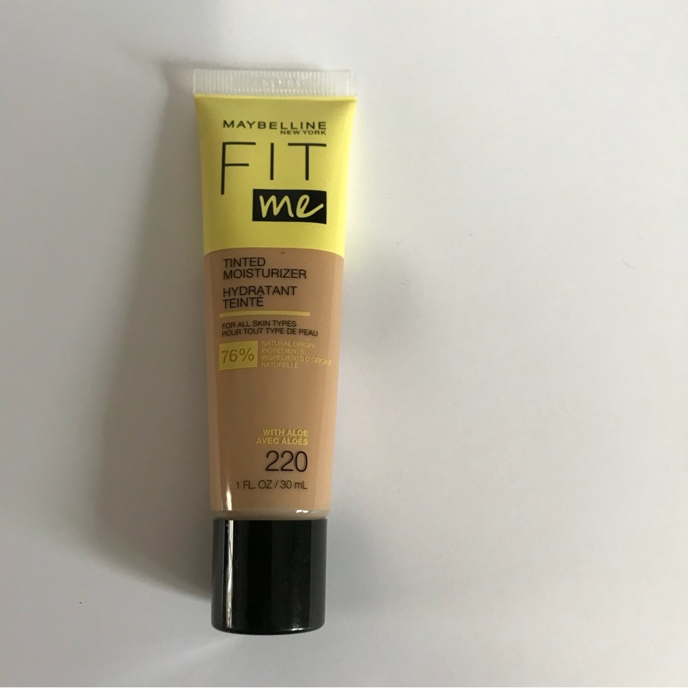 Maybelline FIT me Tinted moisturizer with aloe light moisturizing shade 220